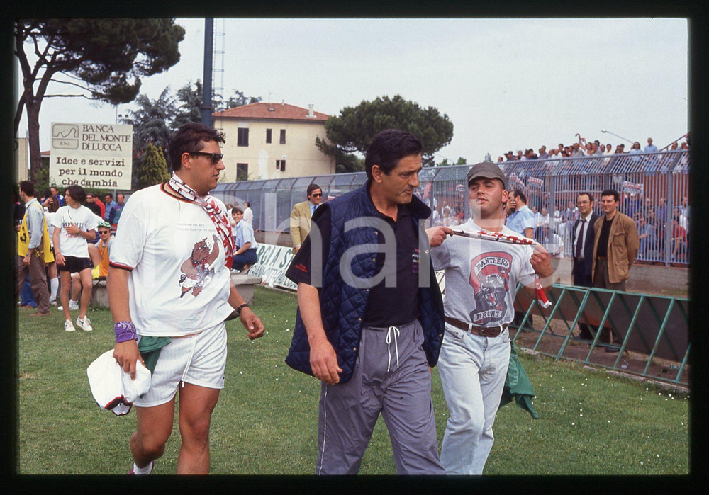 35mm vintage slide* 1991 LUCCA - CALCIO Corrado ORRICO con tifosi LUCCHESE (2)