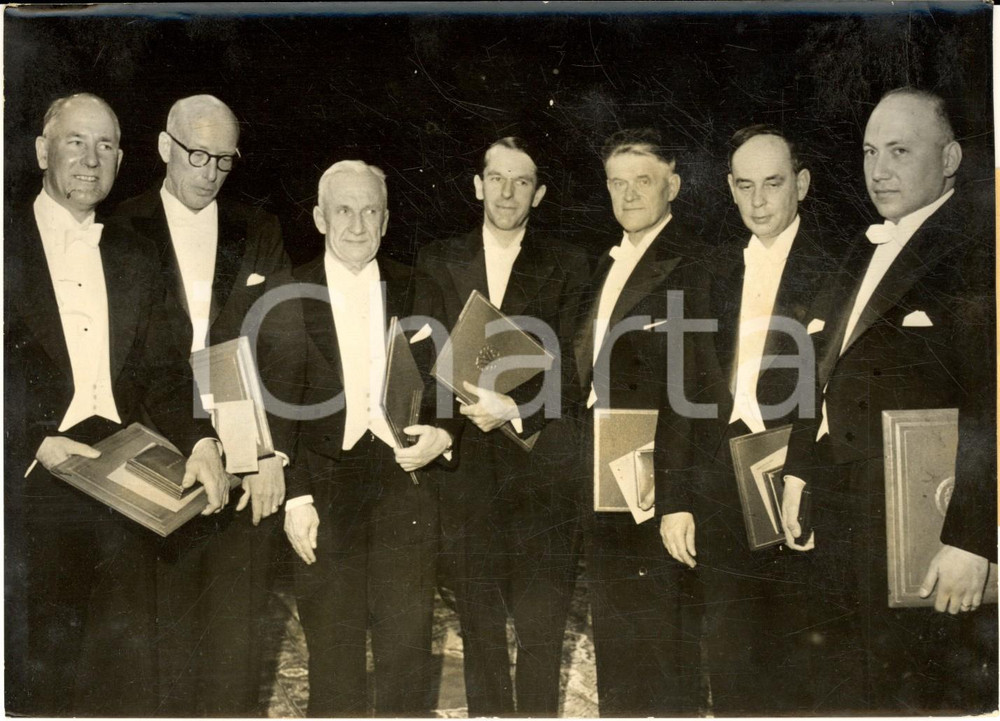 1958 STOCCOLMA Consegna Premi NOBEL - Edward TATUM Igor TAMM Frederick SANGER Fotografia d'epoca con didascalia coeva.La fotografia mostra i premiati:  George Beadle, Edward L. Tatum, Igor Tamm, Frederick Sanger, Pavel Tjerenkov, Ilja Frank e Joshua Lederburg.  CONDIZIONI: G (ma lieve sovraimpressione)FORMATO: 18x13 cm    originale e autentica 1
