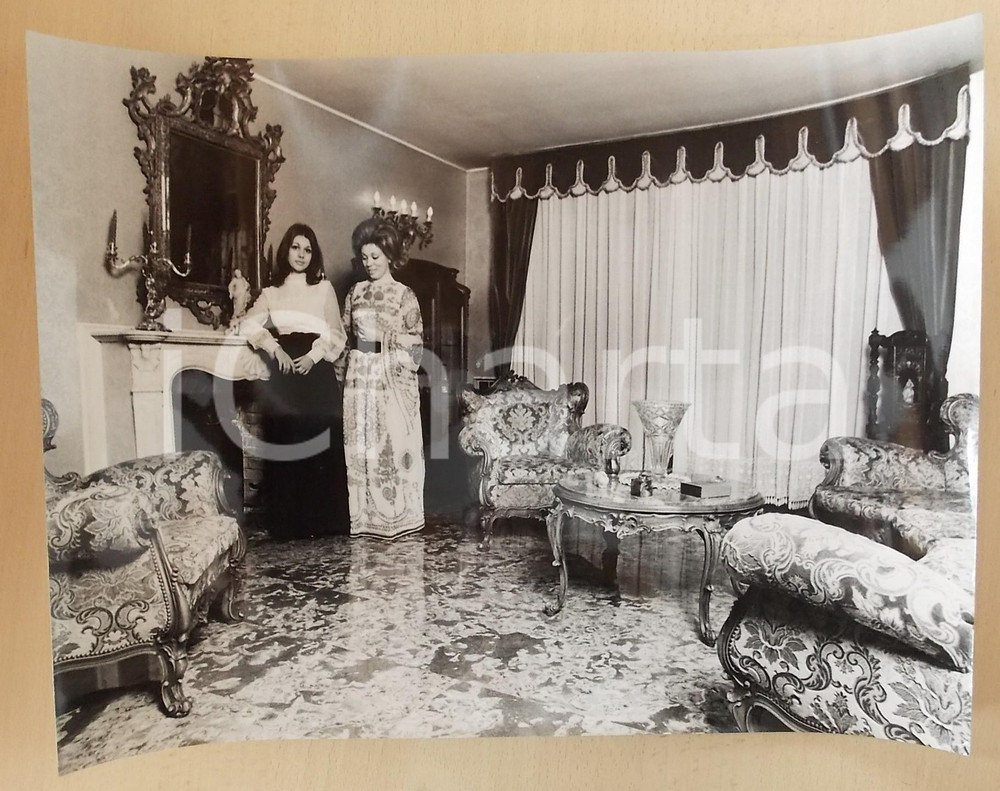 1970 ca COSTUME Soprano Mirella FRENI in salotto con la figlia *Foto 40x30 cm