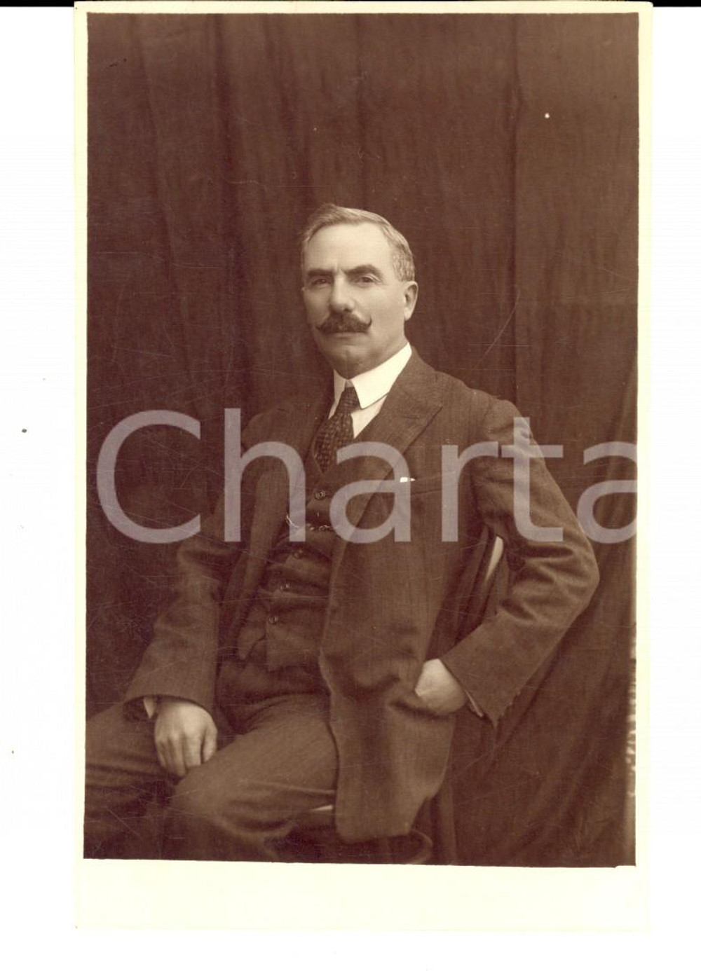 Fotografia d'epoca originale 1920 ca GENOVA SAMPIERDARENA Ritratto di borghese sulla sedia *Foto CARADOSSI 1