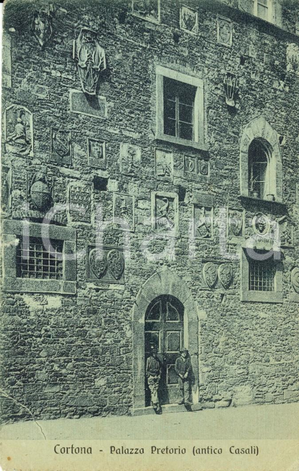 Cartolina originale da collezione 1915 CORTONA (AR) Giovani davanti al Palazzo Pretorio giÃ  CASALI *Cartolina NV 1