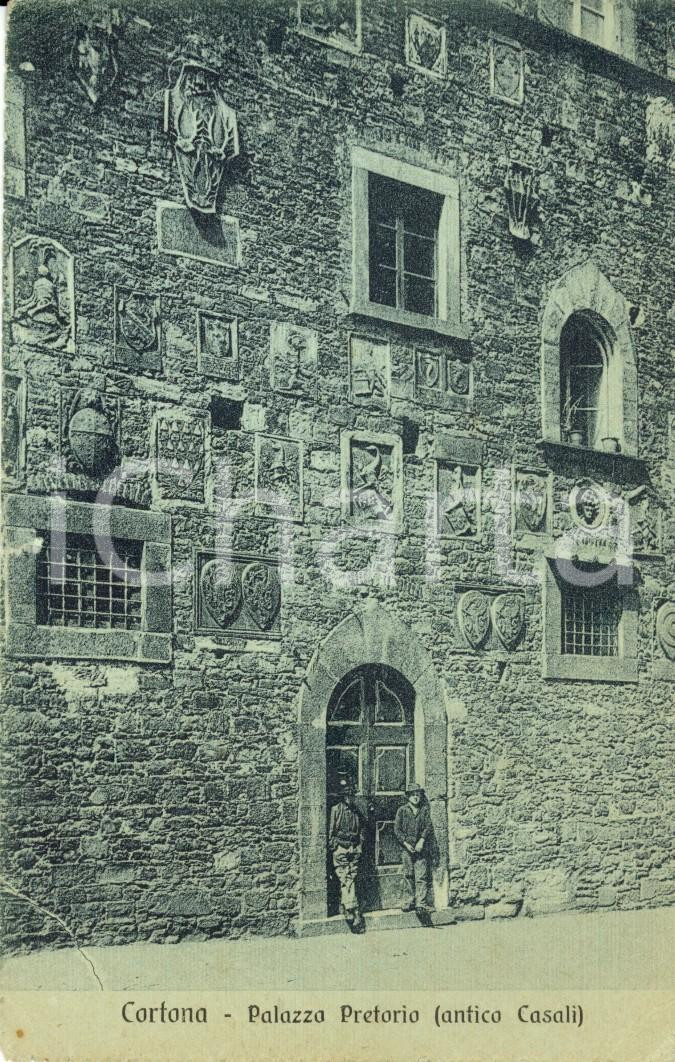 Cartolina originale da collezione 1915 CORTONA AR Giovani davanti al Palazzo Pretorio giÃ  CASALI Cartolina NV 1