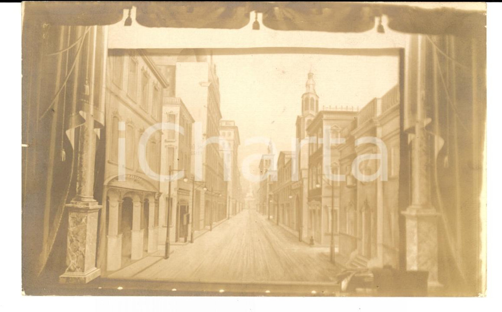 Cartolina originale da collezione 1915 ca SCENOGRAFIA TEATRALE Città americana con insegna MAJESTIC Cartolina FP 1
