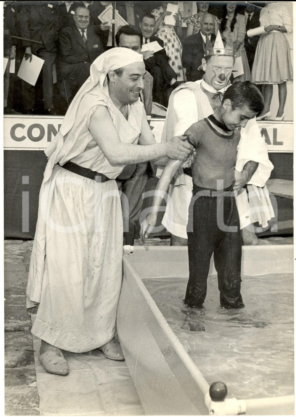 1959 PARIS Concours de la Propreté - Achille ZAVATTA lave un enfant sale - Photo