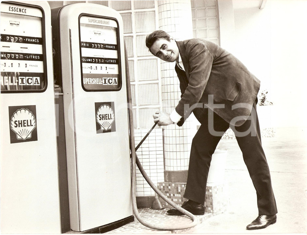 Fotografia d epoca originale 1960 ca CINEMA Actor Michel BARDINET Fun at the SHELL gas station Photo 1