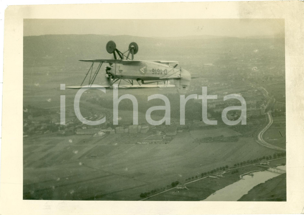 Fotografia d epoca originale 1935 ca AERONAUTICA Aeroplano D1616 in volo rovesciato Fotografia 1