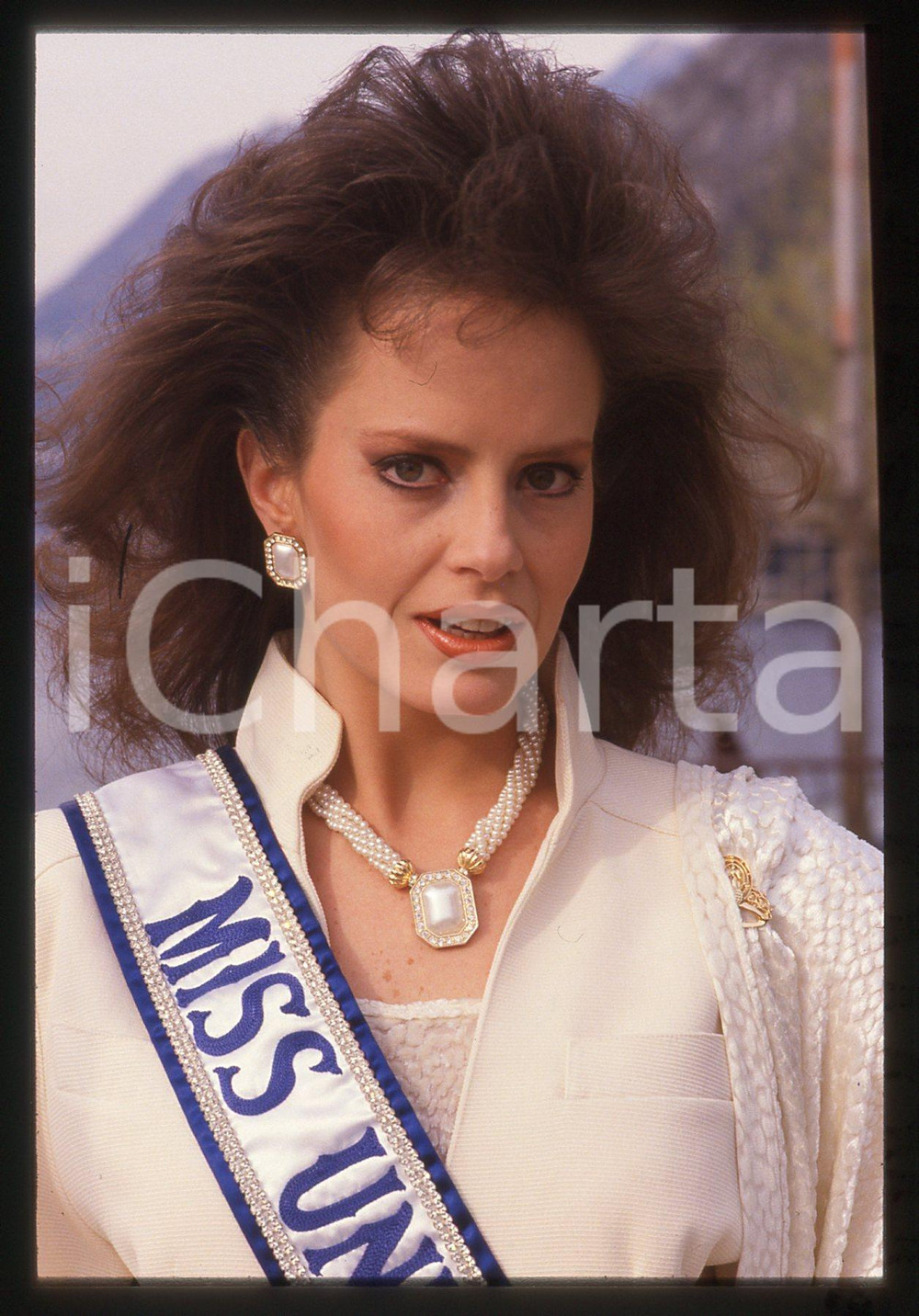 35mm vintage slide* 1988 CAMPIONE D'ITALIA Cecilia BOLOCCO - MISS UNIVERSO (8)  Diapositiva d'epoca, in formato 35 mm. CONDIZIONI: GOOD Tutti i diritti riservati.E' severamente vietata la riproduzione. ICharta mette in vendita, sul negozio eBay e in esclusiva sul sito "icharta" il proprio archivio composto da numerose diapositive e negativi fotografici d'epoca, tutti originali e autentici, che attraversano la storia del costume italiano tra gli la fine degli anni Sessanta e Novanta.Si tratta di uno sguardo inedito sull'attualit&agrave;, la politica, la vita quotidiana, il gossip e la cultura, che fotografa il cambiamento della nazione in quest'ultimo scorcio del XX secolo. Un'occasione unica per il mercato del collezionismo, che vede finalmente disponibile un archivio eccezionale per vastit&agrave;, tematiche e condizioni, in un settore (il negativo fotografico e la diapositiva) di assoluta novit&agrave; e dalle interessanti prospettive di investimento.  originale e autentica 1