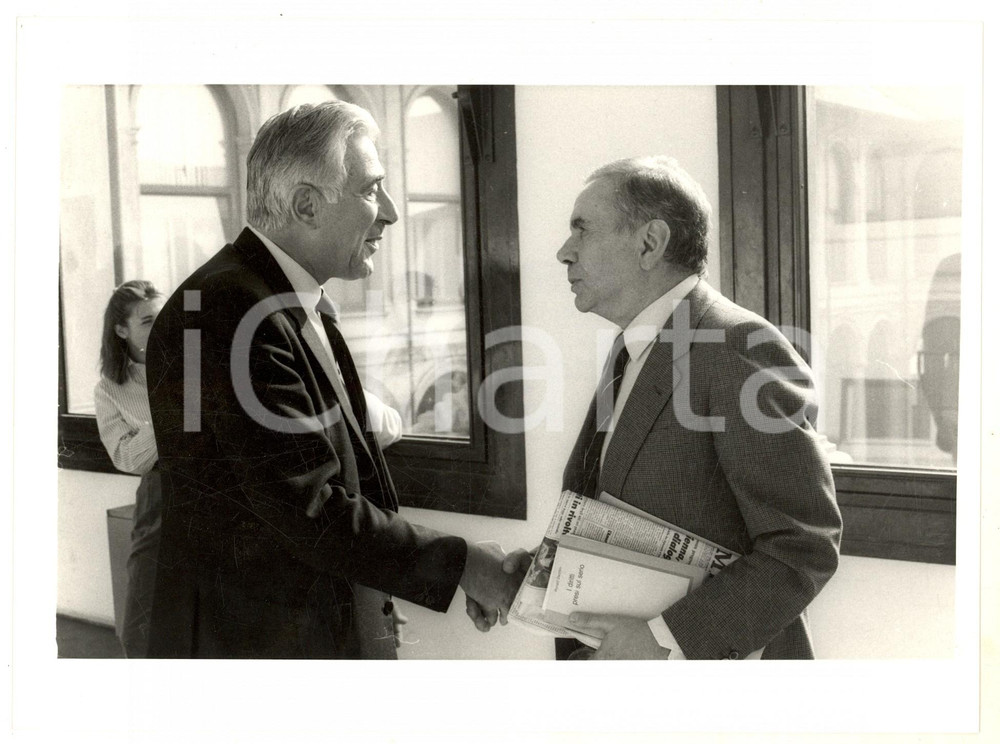 Fotografia d epoca originale 1986 MILANO  POLITEIA Stretta di mano tra Enzo TORTORA e Federico MANCINI Foto 1