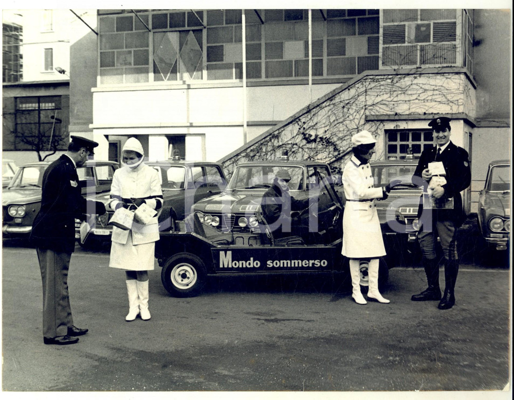 1966 MILANO Modelle offrono panettoni ai vigili per "Mondo sommerso" *Foto 24x18