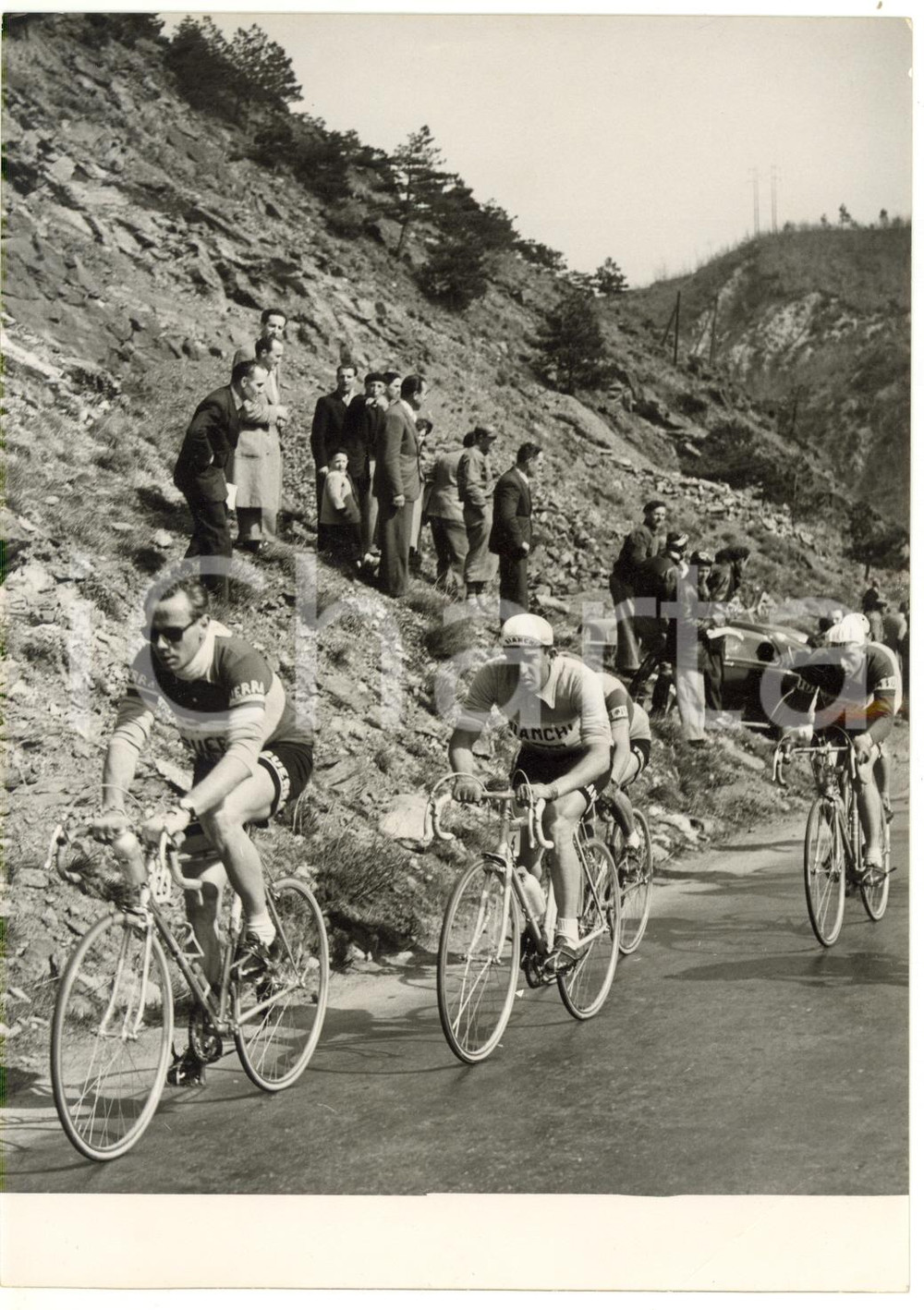 1953 PASSO DEL TURCHINO - MILANO-SANREMO CICLISMO Hugo KOBLET guida il gruppo