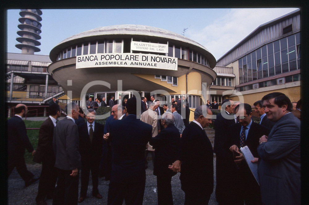 35mm vintage slide* 1993 NOVARA - BPN Arrivo degli azionisti all'assemblea (6)