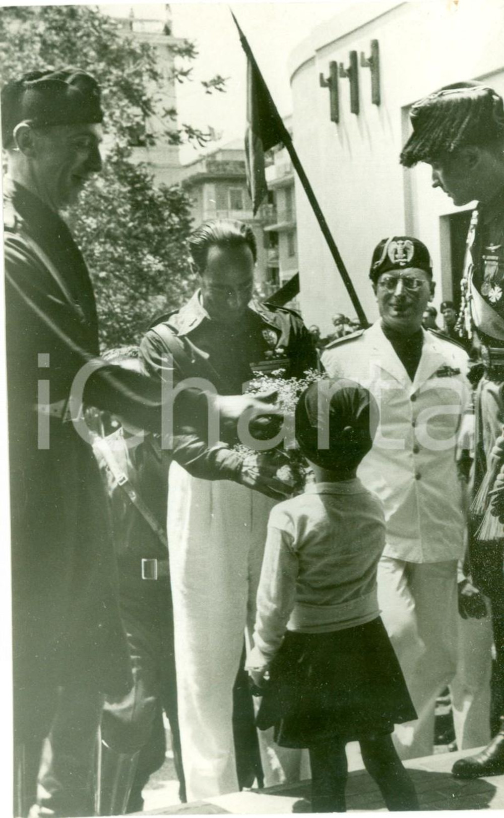 Fotografia d epoca originale 1935 GENOVA Achille STARACE riceve fiori da una Piccola Italiana Fotografia 1