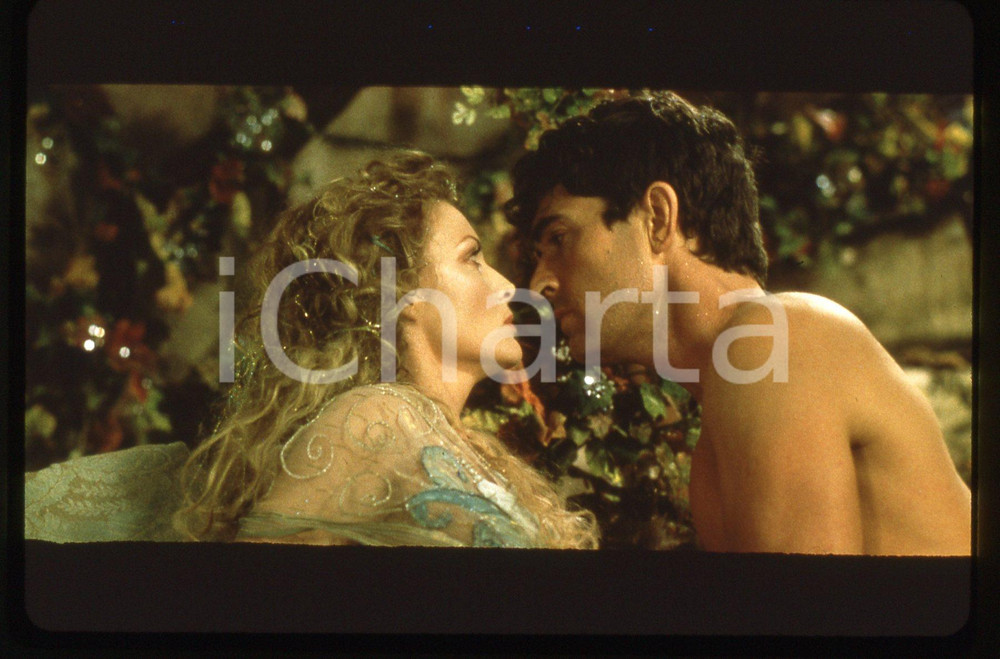 35mm vintage slide* 1999 A MIDSUMMER NIGHT'S DREAM Michelle PFEIFFER as Titania Nella diapositiva compare anche Rupert Everett Diapositiva d'epoca, in formato 35 mm. CONDIZIONI: GOODE' severamente vietata la riproduzione. Tutti i diritti sono riservati.Nella diapositiva ICharta mette in vendita, sul negozio eBay e in esclusiva sul sito "icharta" il proprio archivio composto da numerose diapositive e negativi fotografici d'epoca, tutti originali e autentici, che attraversano la storia del costume italiano tra gli la fine degli anni Sessanta e Novanta.Si tratta di uno sguardo inedito sull'attualit&agrave;, la politica, la vita quotidiana, il gossip e la cultura, che fotografa il cambiamento della nazione in quest'ultimo scorcio del XX secolo. Un'occasione unica per il mercato del collezionismo, che vede finalmente disponibile un archivio eccezionale per vastit&agrave;, tematiche e condizioni, in un settore (il negativo fotografico e la diapositiva) di assoluta novit&agrave; e dalle interessanti prospettive di investimento.     originale e autentica 1