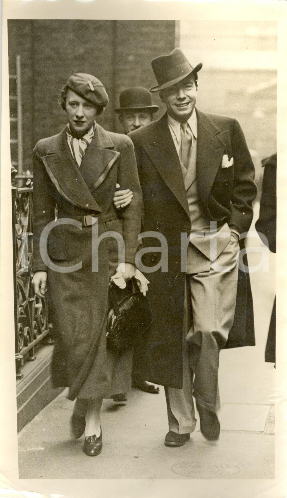 Fotografia d epoca originale 1940 ca LONDON Il principe Sigvard BERNADOTTE Erica PATZEK passeggiano in cittÃ  1