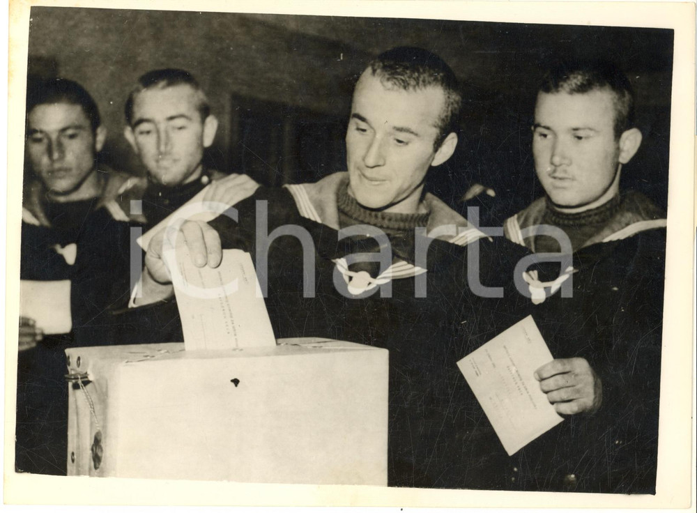 1953 BELGRADE Yugoslavian sailors casting their votes *Photo 20x15 cm