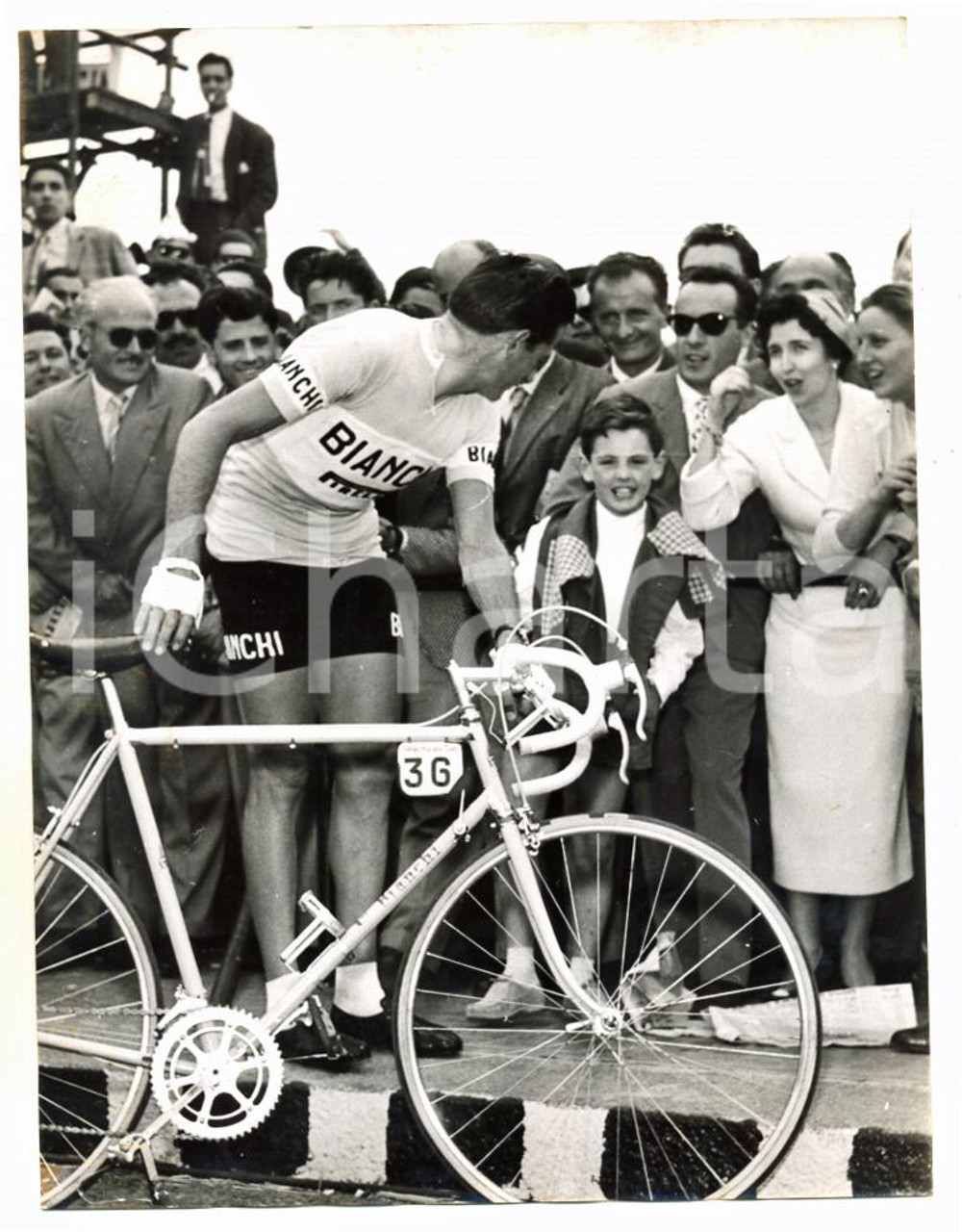1955 GENOVA - GIRO D'ITALIA Fan incitano Fausto COPPI per la tappa cronometro