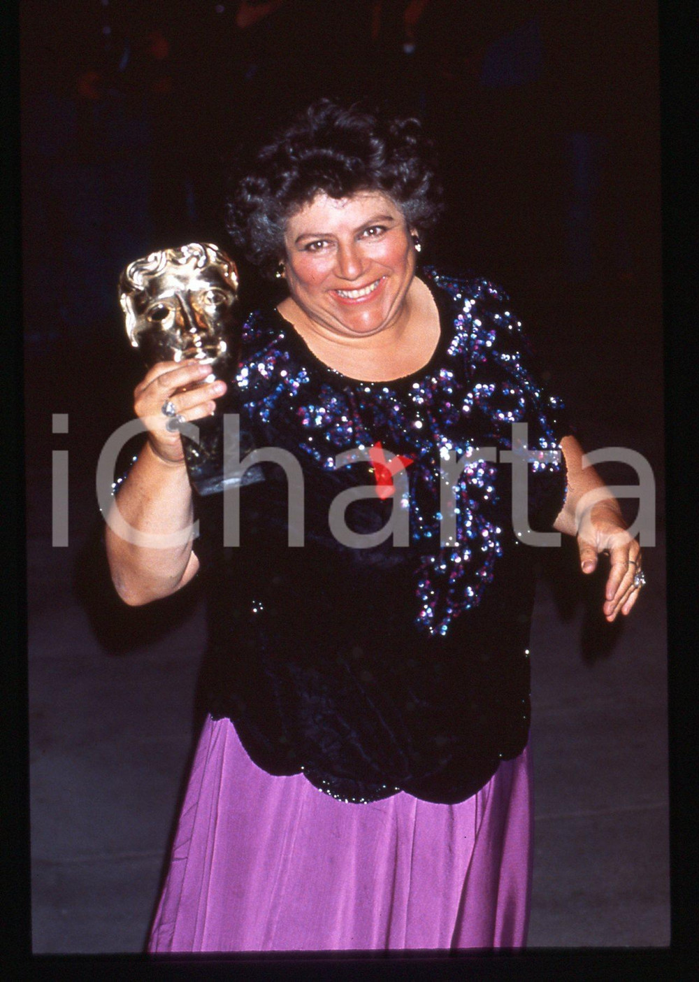 35mm vintage slide* 1993 LONDRA Miriam MARGOLYES premiata ai BAFTA Awards (3)  Diapositiva d'epoca, in formato 35 mm.Nella diapositiva compare Miriam Margolyes, vincitrice nel 1993 del BAFTA Award come migliore attrice non protagonista. CONDIZIONI: GOOD   Tutti i diritti riservati.E' severamente vietata la riproduzione. ICharta mette in vendita, sul negozio eBay e in esclusiva sul sito "icharta" il proprio archivio composto da numerose diapositive e negativi fotografici d'epoca, tutti originali e autentici, che attraversano la storia del costume italiano tra gli la fine degli anni Sessanta e Novanta.Si tratta di uno sguardo inedito sull'attualit&agrave;, la politica, la vita quotidiana, il gossip e la cultura, che fotografa il cambiamento della nazione in quest'ultimo scorcio del XX secolo. Un'occasione unica per il mercato del collezionismo, che vede finalmente disponibile un archivio eccezionale per vastit&agrave;, tematiche e condizioni, in un settore (il negativo fotografico e la diapositiva) di assoluta novit&agrave; e dalle interessanti prospettive di investimento.  originale e autentica 1