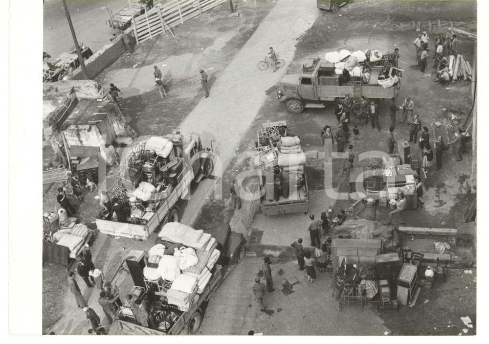 1953 NAPOLI Accoglienza della popolazione alluvionata *Fotografia 18x13 cm