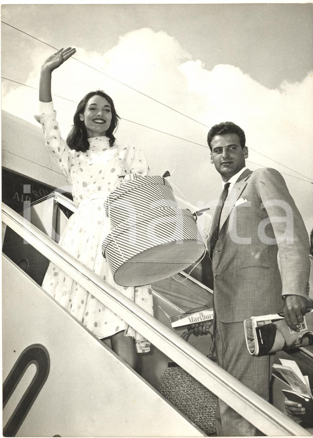 1957 ROMA Elsa MARTINELLI e Franco MANCINELLI SCOTTI in partenza per Londra Fotografia d'epoca con didascalia coeva al verso. CONDIZIONI: G FORMATO: 13x18 cm     originale e autentica 1