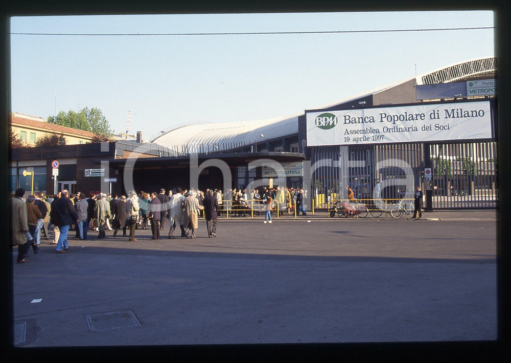 35mm vintage slide* 1997 MILANO Arrivo azionisti all'assemblea dei soci BPM (5)