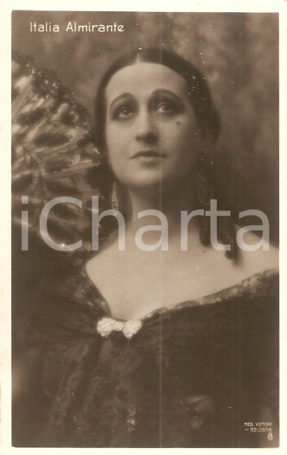 Fotografia d'epoca originale 1925 ca CINEMA Attrice Italia ALMIRANTE Ritratto con ventaglio *Cartolina 1