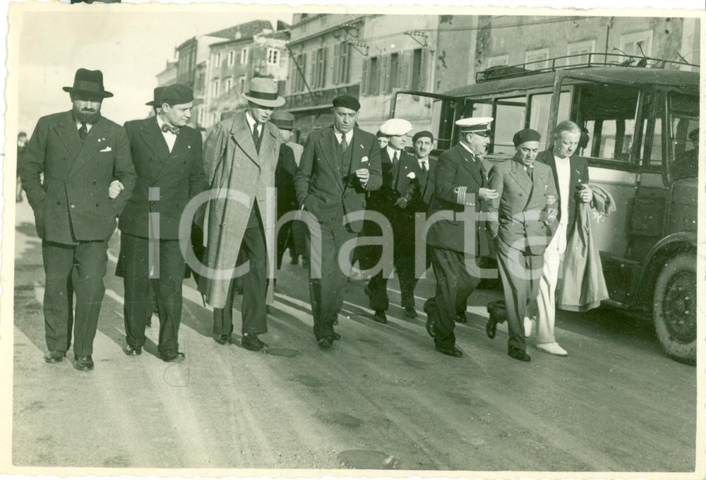 Fotografia d epoca originale 1933 BRINDISI Rino PARENTI si reca in visita al Municipio FOTOGRAFIA 1