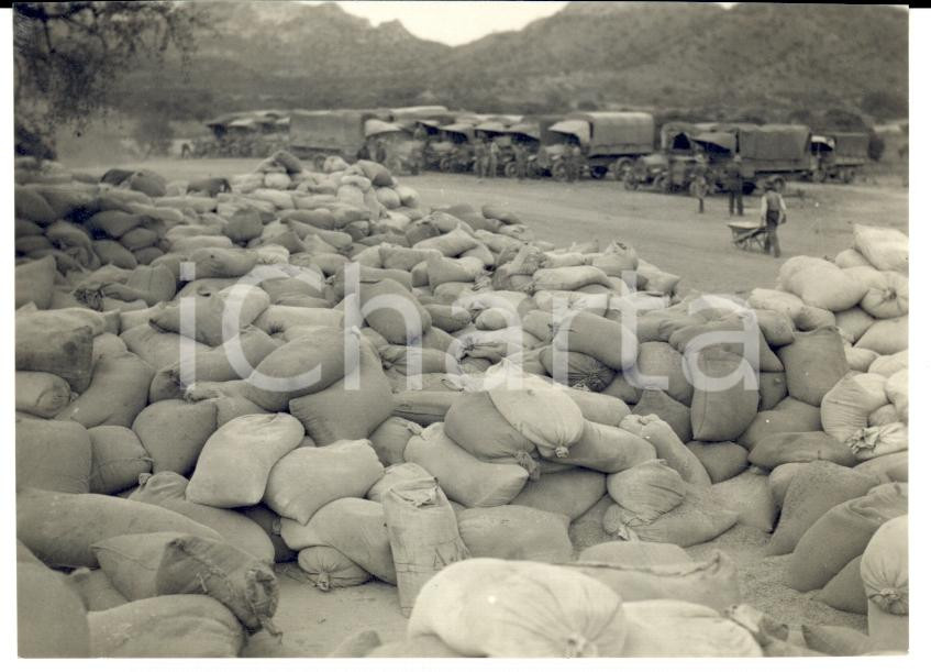 Fotografia d epoca originale 1935 AOI ADIGRAT ETIOPIA Sacchi di farina per avamposti italiani Foto 10 x 7 1
