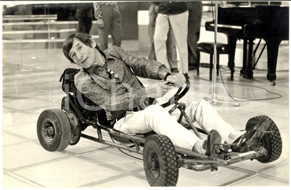 Fotografia d epoca originale 1970 ca TV ITALIA Renato RASCEL pilota un kart in studio Foto 30x20 cm 1