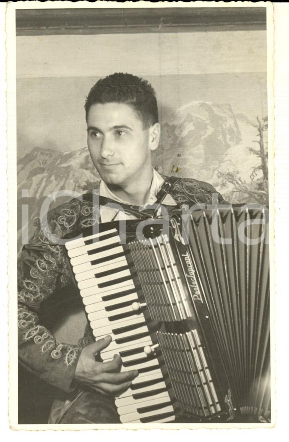 Fotografia d epoca originale 1942 MILANO ? Giovane musicista con fisarmonica PAOLO SOPRANI Foto cartolina 1