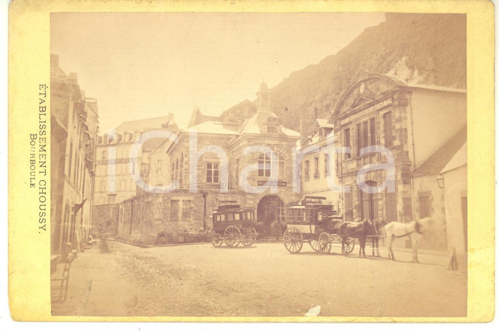 1890 ca LA BOURBOULE Etablissement CHOUSSY - Photo 17x11 SANITAS carrosses  Fotografia d'epoca, su cartoncino rigido.FOTOGRAFO: Sanitas - Mont-DoreCONDIZIONI: FAIR (piegatura al lato inferiore e piccolo residuo cartaceo)FORMATO: 17x11 cm    originale e autentica 1