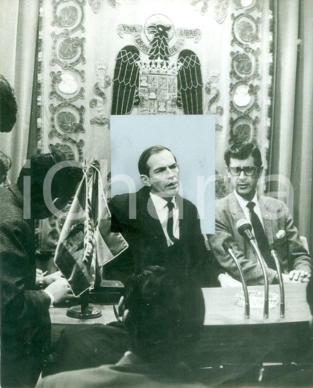 Fotografia d epoca originale 1968 MADRID Chirurgo Christian BARNARD in conferenza stampa aeroporto BARAJAS 1
