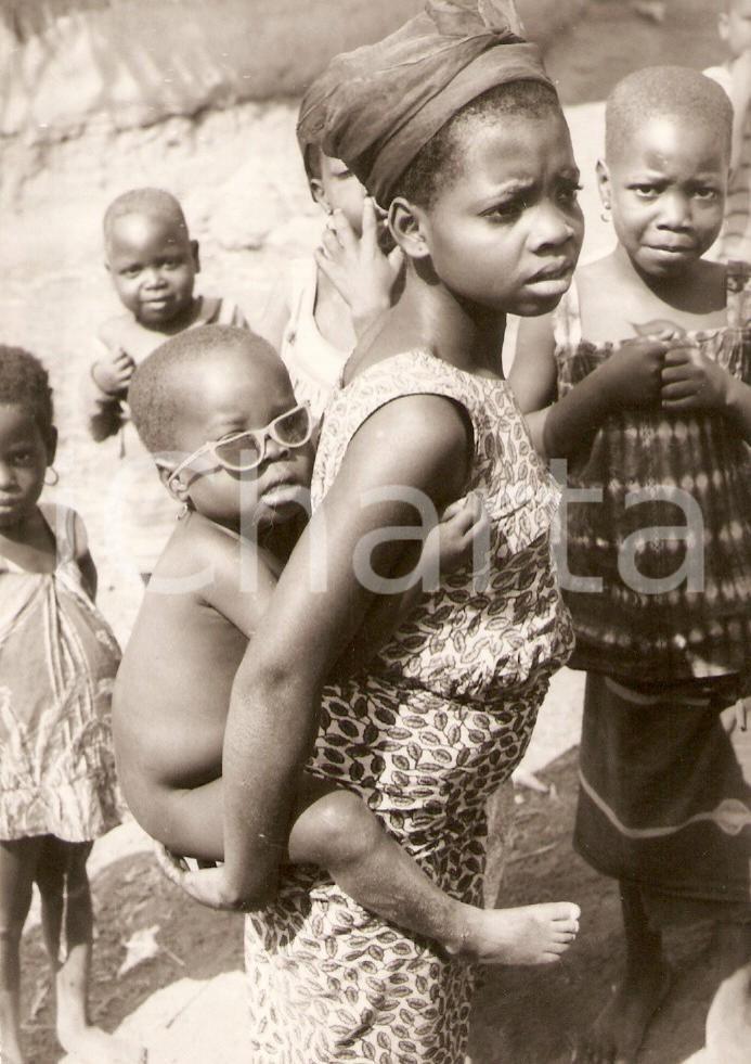 Fotografia d epoca originale 1970 ca KORHOGO COSTA D AVORIOI Bambino con occhiali da sole Foto 12x9 cm 1