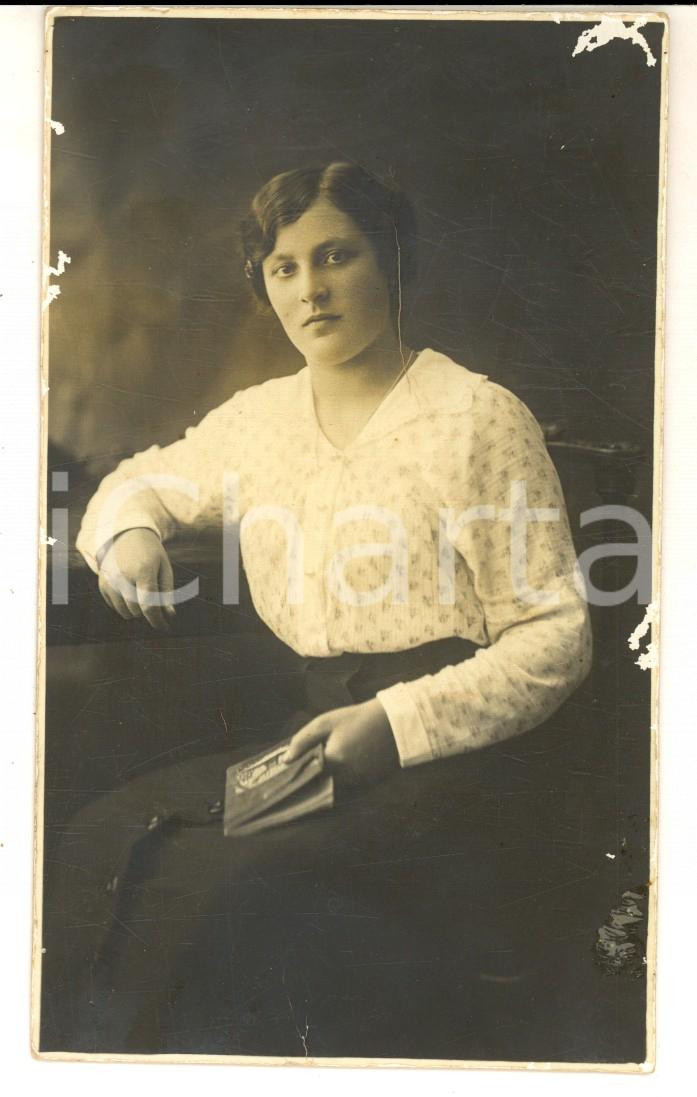 Fotografia d epoca originale 1920 ca VENEZIA Giovane donna con un libro Foto ZEPPARONI succ. BRESSAN 1