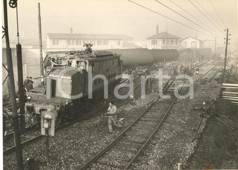 1960 MONZA Deragliamento treno MILANO-SONDRIO Il luogo della sciagura *Foto  Fotografia d'epoca con didascalia coeva al verso. CONDIZIONI: FAIR (minima piegatura angolare e piccola brunitura al margine inferiore)FORMATO: 18x13 cm     originale e autentica 1