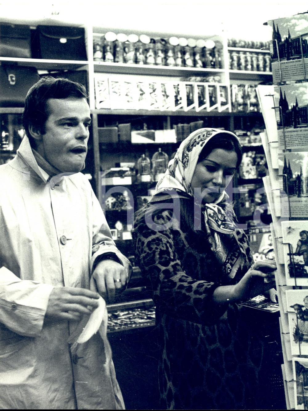 1967 CANTAEUROPA Il cantante DINO con Mina POVERO - Foto 18x24 cm  Fotografia d'epoca con didascalia coeva al verso.  CONDIZIONI: G (ma lieve impressione) FORMATO: 18x24 cm     originale e autentica 1