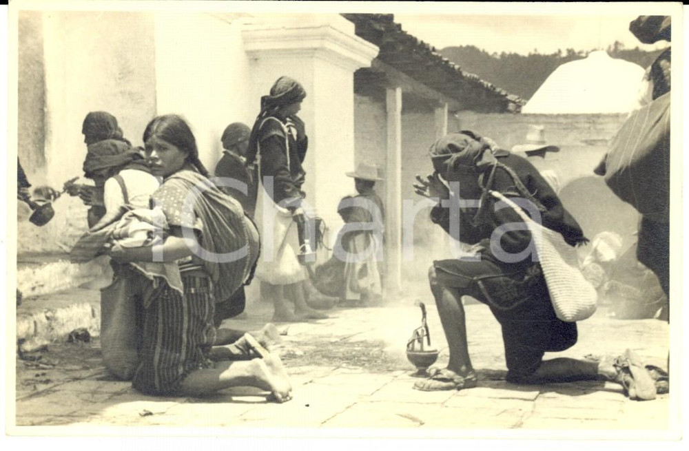 Fotografia d'epoca originale 1940 ca CHICHICASTENANGO (GUATEMALA) Indigeni portano offerte votive *Foto FP 1