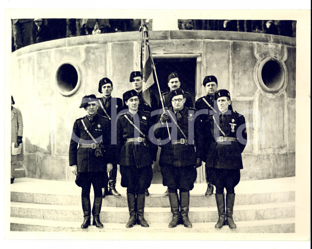 Fotografia d epoca originale 1938 MILANO Ufficiali del PNF durante una commemorazione Foto 24x18 cm 1