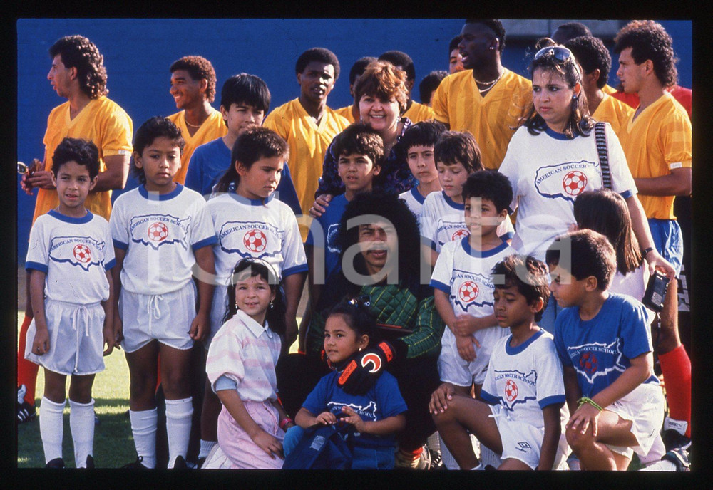 35mm vintage slide* 1995 ca AMERICAN SOCCER SCHOOL Renè HIGUITA con bambini