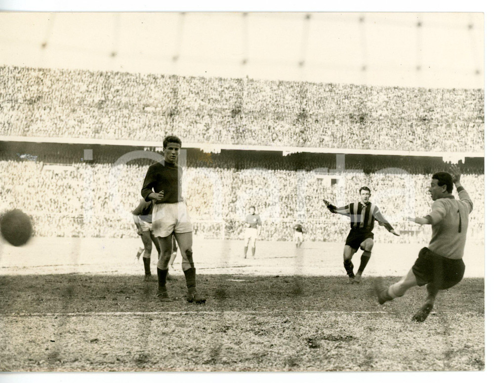 1959 CAMPIONATO CALCIO - INTER-FIORENTINA 1-3 Tiro in porta di Eddie FIRMANI  Fotografia d'epoca con didascalia coeva.  CONDIZIONI: G FORMATO: 18x13 cm     originale e autentica 1