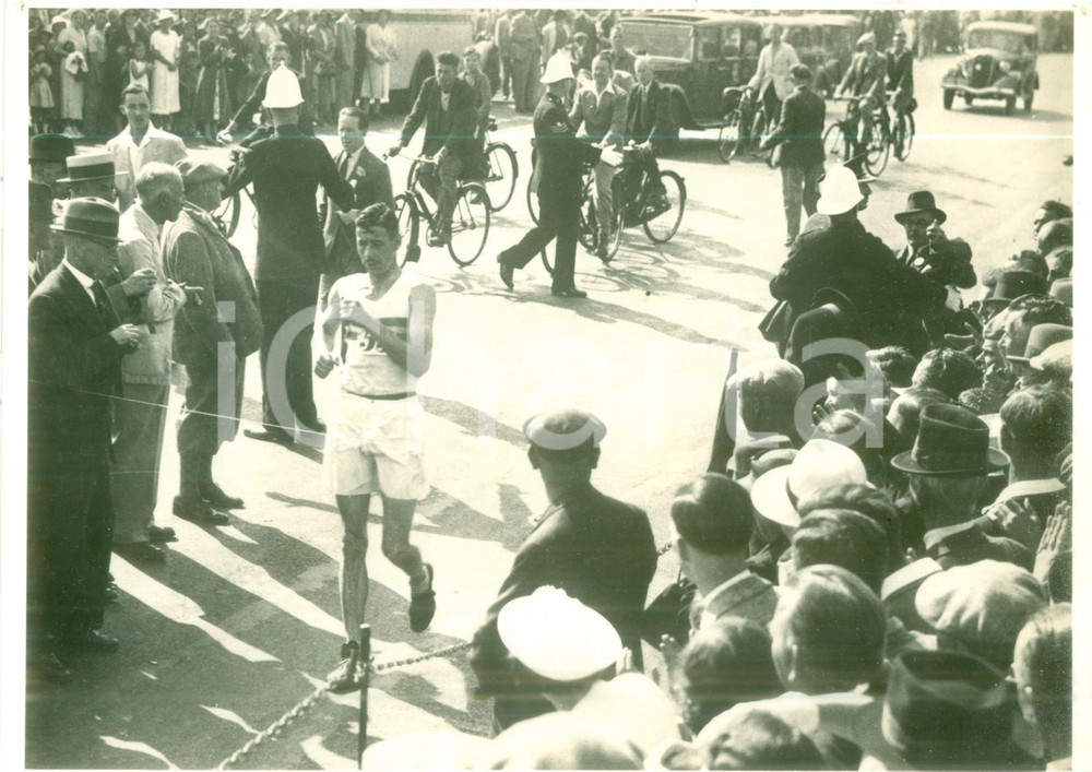 Fotografia d epoca originale 1935 BRIGHTON UK L atleta Harold WHITLOCK vince la camminata da LONDRA Foto 1