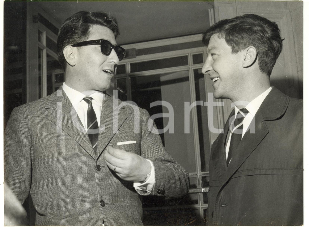 1961 LONDON FOOTBALL - MILAN Bruno PASSALACQUA with journalist Peter LORENZO  Fotografia d'epoca con didascalia coeva al verso.   CONDIZIONI: POOR (piccole piegature) FORMATO: 18x24 cm     originale e autentica 1