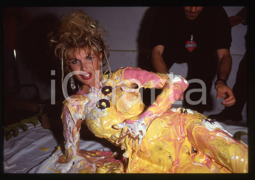 35mm vintage slide* 1995 ca COSTUME Pornostar BARBARELLA Virna ALOISIO BONINO 9  Diapositiva d'epoca, in formato 35 mm.CONDIZIONI: GOODTutti i diritti riservatiE' severamente vietata la riproduzione. ICharta mette in vendita, sul negozio eBay e in esclusiva sul sito "icharta" il proprio archivio composto da numerose diapositive e negativi fotografici d'epoca, tutti originali e autentici, che attraversano la storia del costume italiano tra gli la fine degli anni Sessanta e Novanta.Si tratta di uno sguardo inedito sull'attualit&agrave;, la politica, la vita quotidiana, il gossip e la cultura, che fotografa il cambiamento della nazione in quest'ultimo scorcio del XX secolo. Un'occasione unica per il mercato del collezionismo, che vede finalmente disponibile un archivio eccezionale per vastit&agrave;, tematiche e condizioni, in un settore (il negativo fotografico e la diapositiva) di assoluta novit&agrave; e dalle interessanti prospettive di investimento.  originale e autentica 1