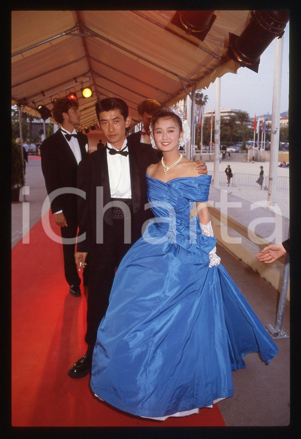35mm vintage slide* 1989 CANNES Yoshiko TANAKA Arrivo al FESTIVAL DEL CINEMA 2  Diapositiva d'epoca, in formato 35 mm. CONDIZIONI: GOOD  Tutti i diritti riservati.E' severamente vietata la riproduzione. ICharta mette in vendita, sul negozio eBay e in esclusiva sul sito "icharta" il proprio archivio composto da numerose diapositive e negativi fotografici d'epoca, tutti originali e autentici, che attraversano la storia del costume italiano tra gli la fine degli anni Sessanta e Novanta.Si tratta di uno sguardo inedito sull'attualit&agrave;, la politica, la vita quotidiana, il gossip e la cultura, che fotografa il cambiamento della nazione in quest'ultimo scorcio del XX secolo. Un'occasione unica per il mercato del collezionismo, che vede finalmente disponibile un archivio eccezionale per vastit&agrave;, tematiche e condizioni, in un settore (il negativo fotografico e la diapositiva) di assoluta novit&agrave; e dalle interessanti prospettive di investimento.  originale e autentica 1