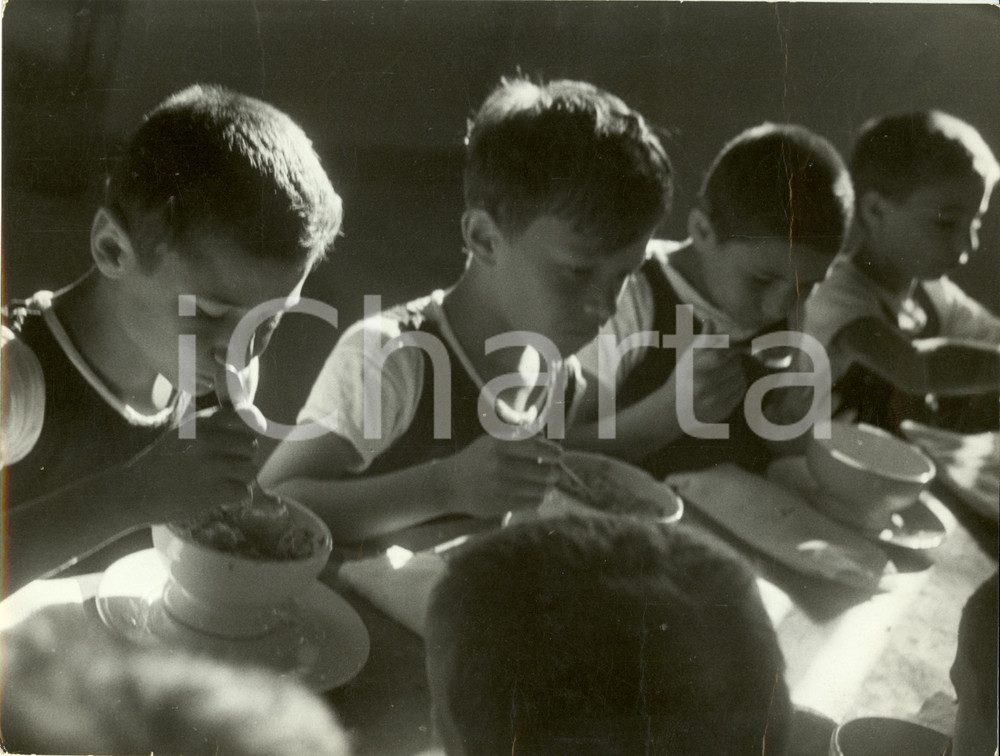 Fotografia d epoca originale 1935 ca MILANO Tutti in silenzio...non si parla con la bocca piena! Fotografia 1