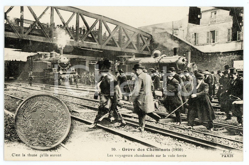 1925 ca FRANCE Grève des cheminots 1910 Voyageurs abandonnés sur la voie ferrée  Cartolina postale d'epoca, non viaggiata.CONDIZIONI: FAIRFORMATO: FP     originale e autentica 1