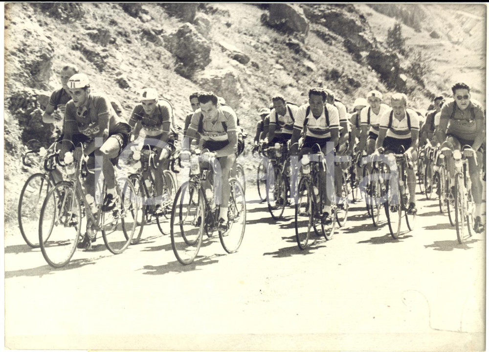 1962 TOUR DE FRANCE COL DU LAUTARET Jean FORESTIER Jean STABLINSKI Foto 18x13 cm  Fotografia d'epoca con didascalia coeva.  CONDIZIONI: G (ma lievi difetti di stampa) FORMATO: 18x13 cm     originale e autentica 1