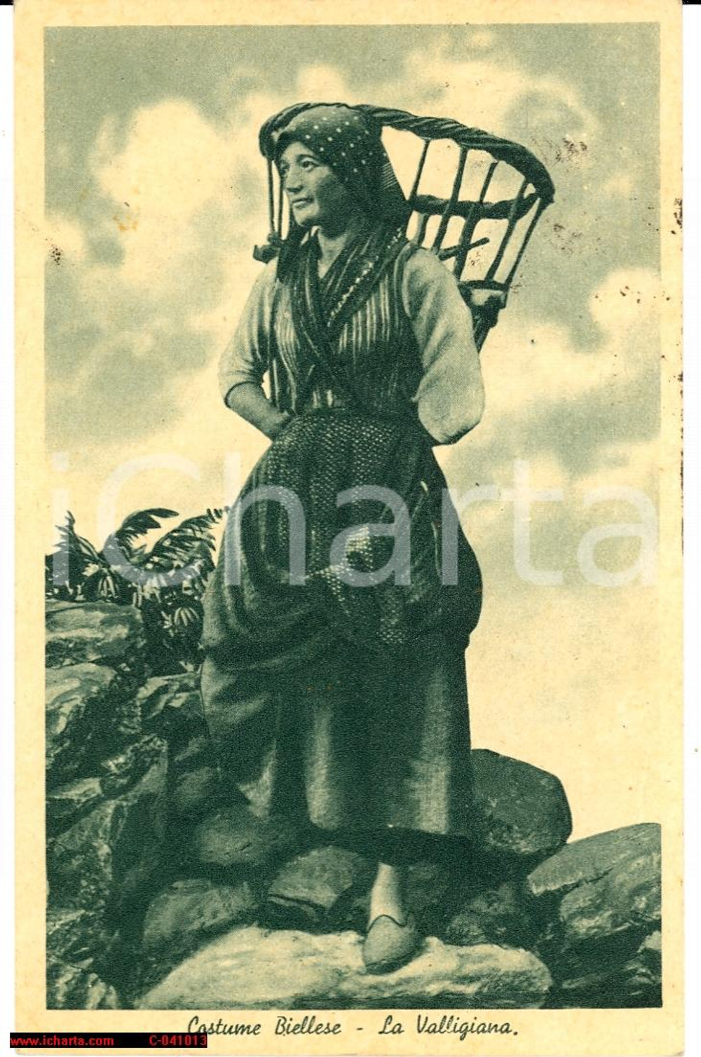 Cartolina originale da collezione 1951 BIELLA Costume di valligiana FP VG 1