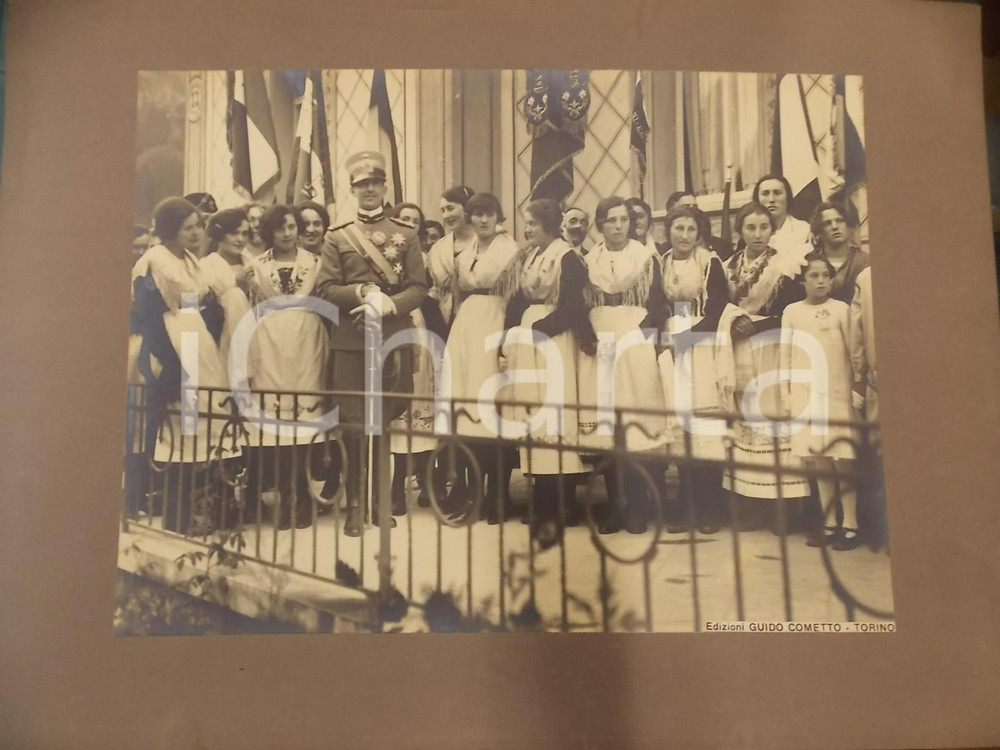 Fotografia d epoca originale 1940 ca TORINO Principe UMBERTO con donne in costume tradizionale Foto COMETTO 1
