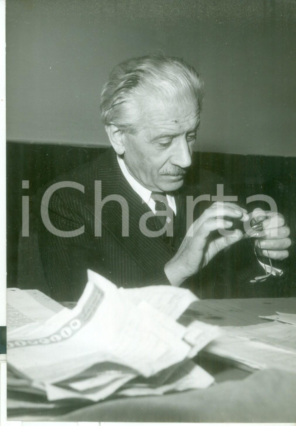 Fotografia d epoca originale 1957 ROMA Francesco PERRI con gli occhiali rotti da un manifestante antifascista 1