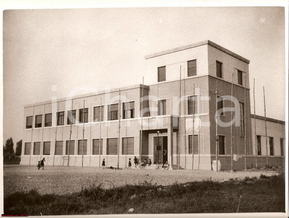 Fotografia d'epoca originale 1937 PERO (MI) Nuovo palazzo scuole e Comune ANIMATA 1